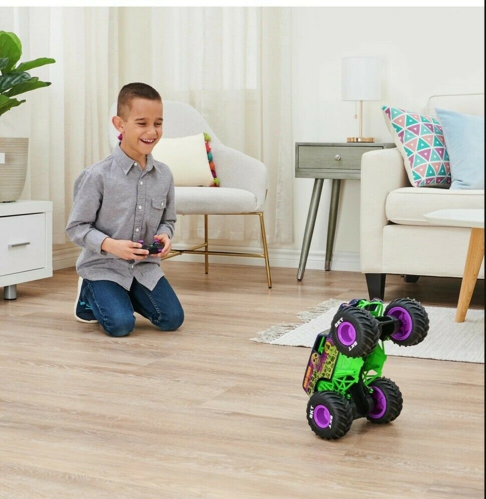 عربة من الطراز الحر مع تحكّم عن بعد.