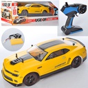 سيارة سباق ضخمة مع جهاز تحكم عن بعد